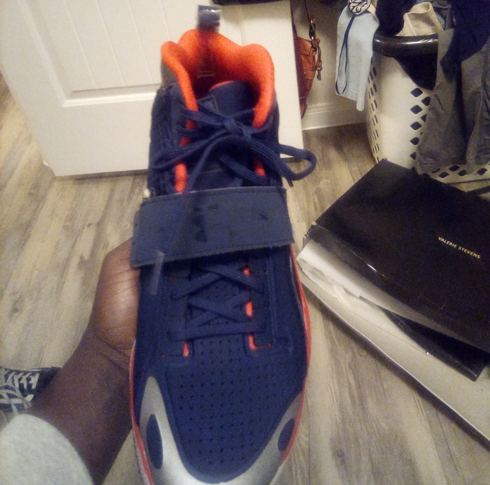 Brand New under armour shoes light weight nice..
